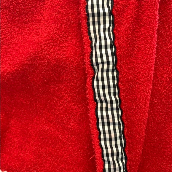Red hooded robe. Smoke & pet free home - Picture 11 of 13